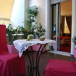 2 Kitarrat Boutique &