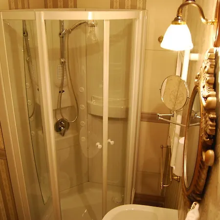 2 Kitarrat Boutique & 4* Durrës