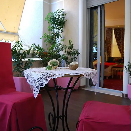 2 Kitarrat Boutique &